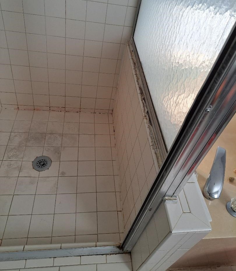 Caulking-Shower-Monroy-Remodeling
